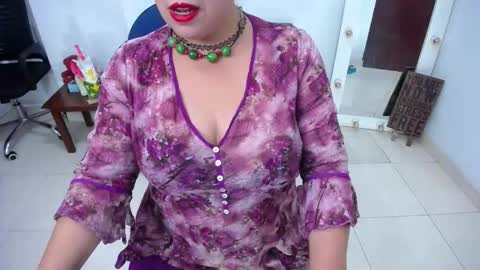 Snapshot of saralovens chatting on 10-25-25, 09:20 Saraloves online show from 10-25-25, 09:20