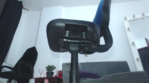 Snapshot of saralovens chatting on 12-15-25, 09:46 Saraloves online show from 12-15-25, 09:46