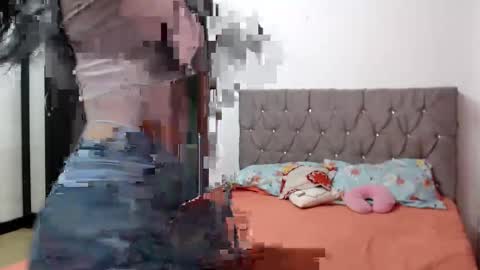 Snapshot of sarayliz1 chatting on 10-17-25, 12:14 sarayliz1 online show from 10-17-25, 12:14