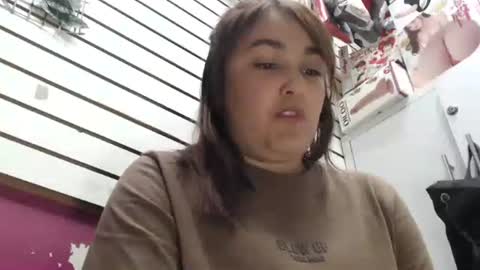 Snapshot of sarayx chatting on 12-17-25, 06:14 mery online show from 12-17-25, 06:14