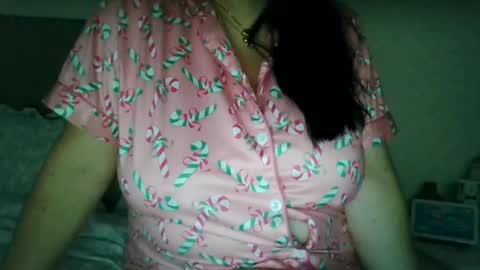 Snapshot of saretta46 chatting on 12-15-25, 11:42 Sara online show from 12-15-25, 11:42