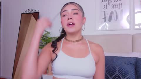 Snapshot of saritabratz chatting on 10-25-25, 09:42 Sara online show from 10-25-25, 09:42