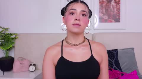 Snapshot of saritabratz chatting on 11-15-25, 09:21 Sara online show from 11-15-25, 09:21