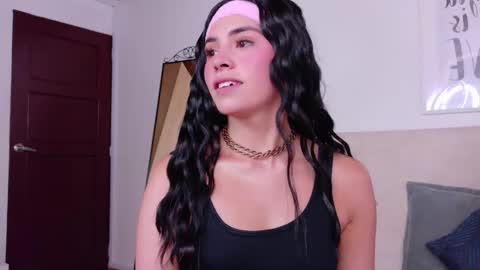 Snapshot of saritabratz chatting on 11-18-25, 08:24 Sara online show from 11-18-25, 08:24