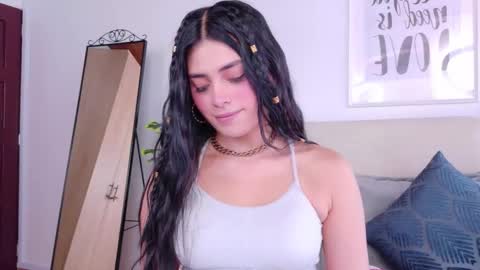 Snapshot of saritabratz chatting on 11-19-25, 08:20 Sara online show from 11-19-25, 08:20