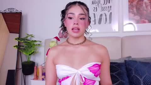 Snapshot of saritabratz chatting on 11-27-25, 09:28 Sara online show from 11-27-25, 09:28