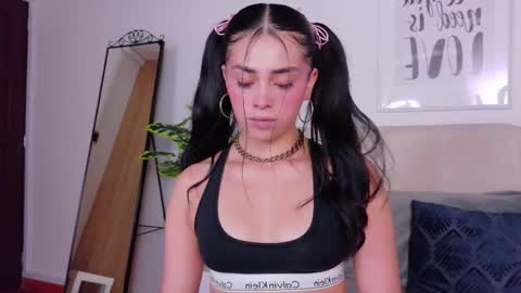 Snapshot of saritabratz chatting on 11-29-25, 10:24 Sara online show from 11-29-25, 10:24