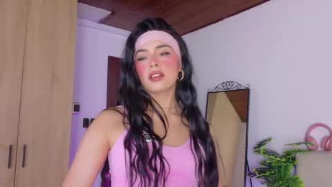 Snapshot of saritabratz chatting on 05-23-26, 11:31 Sara online show from 05-23-26, 11:31
