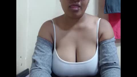 Snapshot of saronette chatting on 12-17-25, 05:46 saronette online show from 12-17-25, 05:46