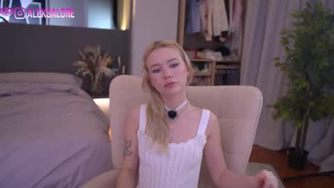 Snapshot of sashalore chatting on 03-21-26, 03:22 sashalore online show from 03-21-26, 03:22