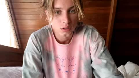 Snapshot of sashenkka chatting on 05-07-26, 01:33 Sasha -- online show from 05-07-26, 01:33
