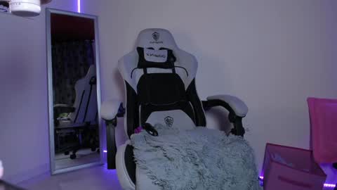 Snapshot of satanbabee_ chatting on 01-01-25, 11:51 im expecting 300 thumbs up on my altar online show from 01-01-25, 11:51