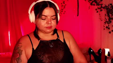 Snapshot of satyn_doll chatting on 12-20-24, 12:19 Gina George online show from 12-20-24, 12:19
