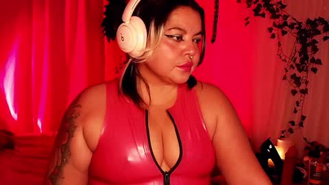 Snapshot of satyn_doll chatting on 12-22-24, 12:39 Gina George online show from 12-22-24, 12:39