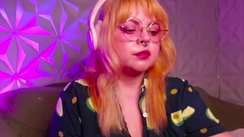 Snapshot of satyn_doll chatting on 09-21-25, 10:22 Gina George online show from 09-21-25, 10:22