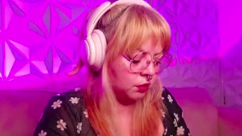 Snapshot of satyn_doll chatting on 10-04-25, 11:25 Gina George online show from 10-04-25, 11:25