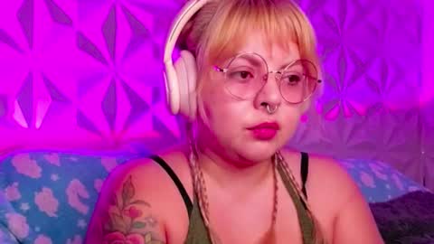 Snapshot of satyn_doll chatting on 10-05-25, 10:18 Gina George online show from 10-05-25, 10:18
