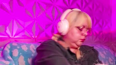 Snapshot of satyn_doll chatting on 10-17-25, 01:31 Gina George online show from 10-17-25, 01:31