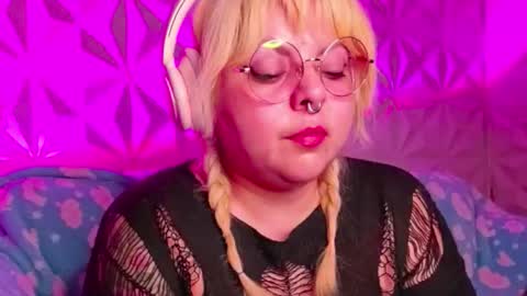 Snapshot of satyn_doll chatting on 10-18-25, 12:13 Gina George online show from 10-18-25, 12:13