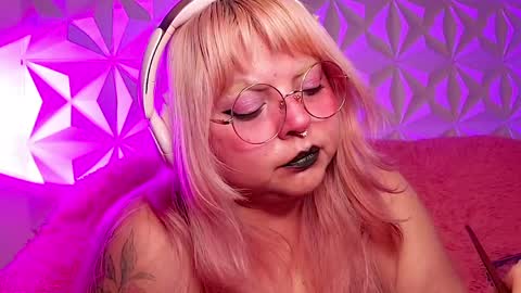 Snapshot of satyn_doll chatting on 05-05-26, 12:40 Gina George online show from 05-05-26, 12:40