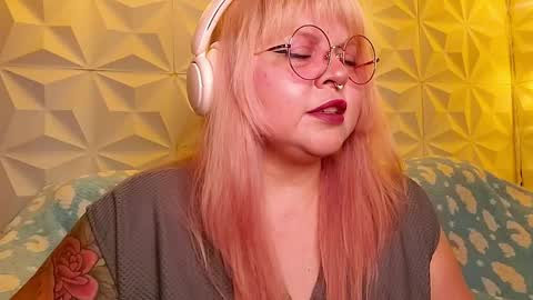 Snapshot of satyn_doll chatting on 05-10-26, 12:49 Gina George online show from 05-10-26, 12:49