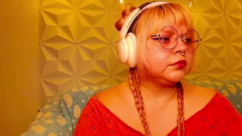 Snapshot of satyn_doll chatting on 05-10-26, 10:15 Gina George online show from 05-10-26, 10:15
