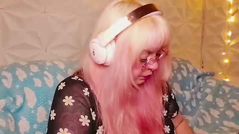 Snapshot of satyn_doll chatting on 06-12-26, 01:15 Gina George online show from 06-12-26, 01:15
