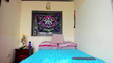 Snapshot of saucy_zaren chatting on 09-08-25, 03:00 Zaren online show from 09-08-25, 03:00