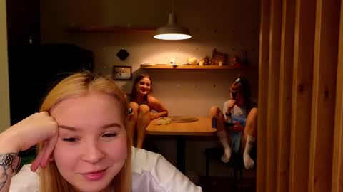 Snapshot of sav_anna chatting on 02-12-25, 05:16 LUNA and ANNA    online show from 02-12-25, 05:16