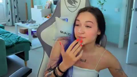 Snapshot of savage_lust_ chatting on 06-15-26, 04:36 Ariel online show from 06-15-26, 04:36