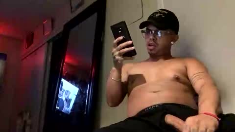 Snapshot of savagedaddy22 chatting on 02-19-26, 06:09 Richie online show from 02-19-26, 06:09