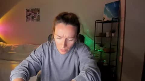 Snapshot of save_the_qween chatting on 10-22-25, 12:27 save the qween online show from 10-22-25, 12:27