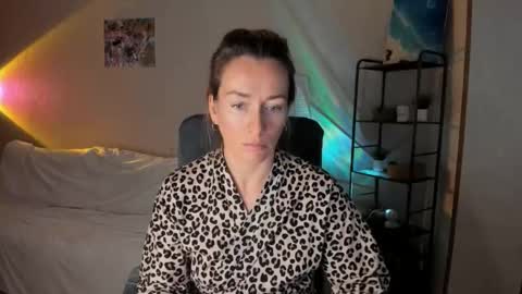 Snapshot of save_the_qween chatting on 10-24-25, 09:28 save the qween online show from 10-24-25, 09:28