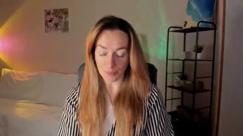 Snapshot of save_the_qween chatting on 12-14-25, 07:25 save the qween online show from 12-14-25, 07:25