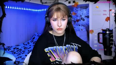 pronoun she. name Mary. age 21. online show from 12-16-24, 08:48