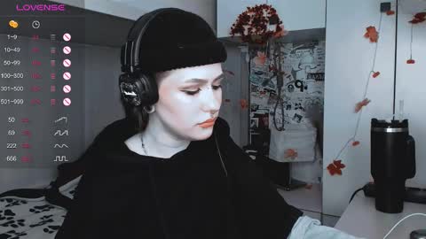 pronoun she. name Mary. age 21. online show from 03-08-25, 08:11