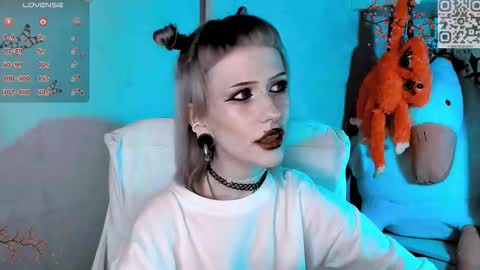 pronoun she. name Mary. age 21. online show from 11-14-25, 03:44