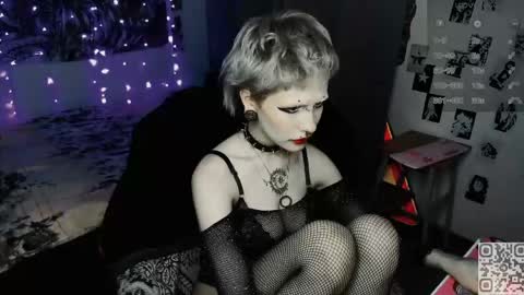 pronoun she. name Mary. age 21. online show from 04-25-26, 09:45