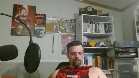 Snapshot of scarecrow2wm chatting on 01-12-26, 04:07 Kent Clark online show from 01-12-26, 04:07