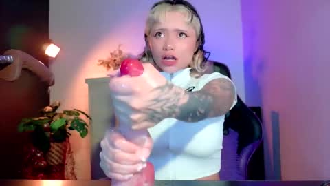 scarlet_gold online show from 12-04-25, 05:06