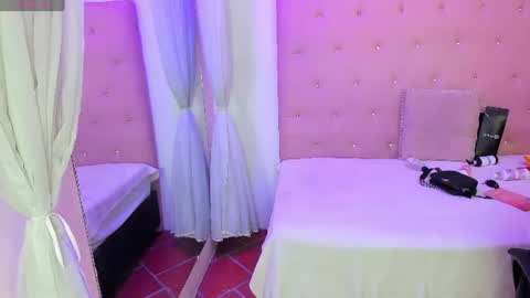 Snapshot of scarlet_hans chatting on 06-15-26, 11:34 scarlet_hans online show from 06-15-26, 11:34