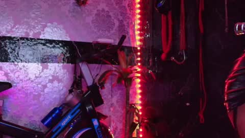 Snapshot of scarlet_queen__ chatting on 10-23-25, 07:34 Scarlet online show from 10-23-25, 07:34