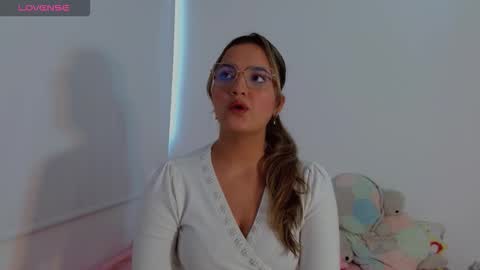 Snapshot of scarlet_rose__ chatting on 10-23-25, 08:07 Scarlet  online show from 10-23-25, 08:07