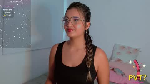 Snapshot of scarlet_rose__ chatting on 10-24-25, 08:05 Scarlet  online show from 10-24-25, 08:05
