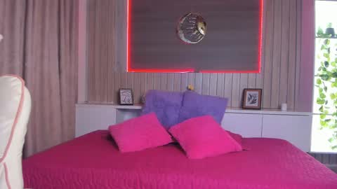 Scarlet  online show from 04-12-26, 03:33