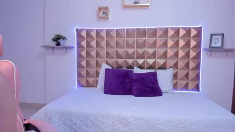 Scarlet  online show from 04-28-26, 02:27