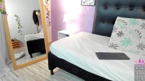 Snapshot of scarlett_1007 chatting on 09-19-25, 11:22 Scarlett online show from 09-19-25, 11:22