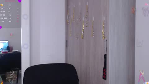 Scarlett Thumb up please help me 100 its important online show from 11-28-25, 09:39