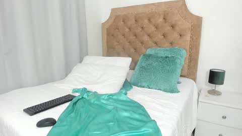 Snapshot of scarlett_star01 chatting on 02-06-26, 01:25 scarlett_star01 online show from 02-06-26, 01:25