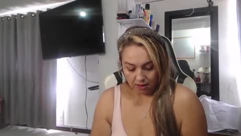 Snapshot of scarlettbellee chatting on 04-23-26, 03:25 Scarlett online show from 04-23-26, 03:25